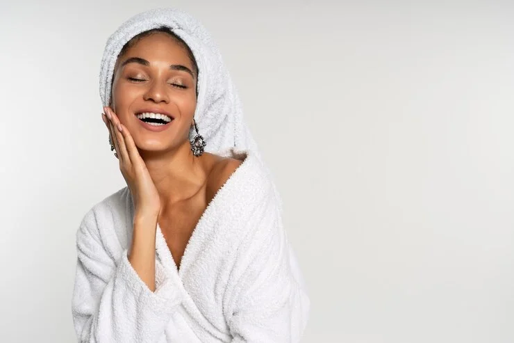 medium-shot-smiley-woman-posing
