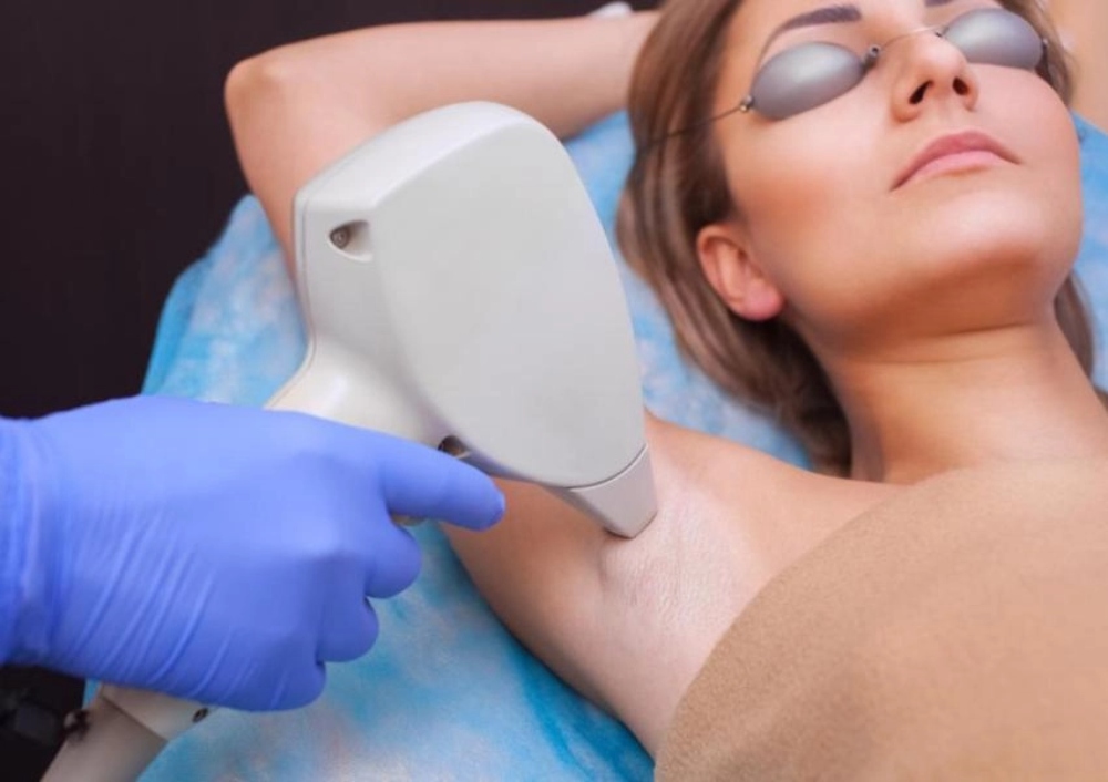a woman remove armpit hair